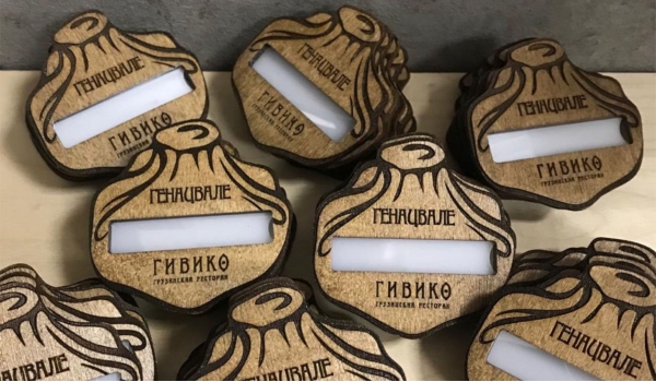 Деревянные бейджи индивидуальной формы гравировка/с окошком